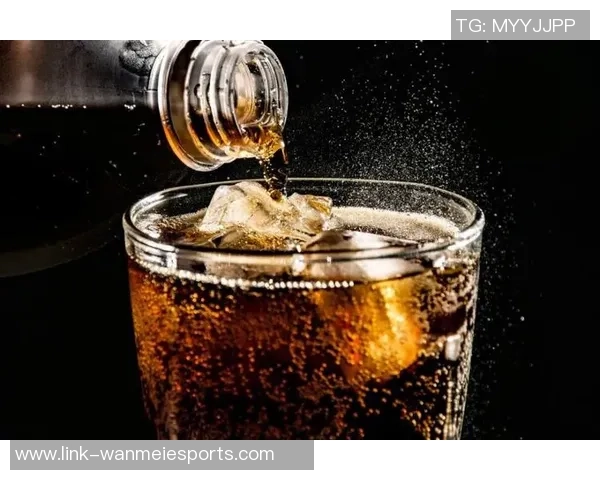 足球场上的瓶子风波引发的争议与反思